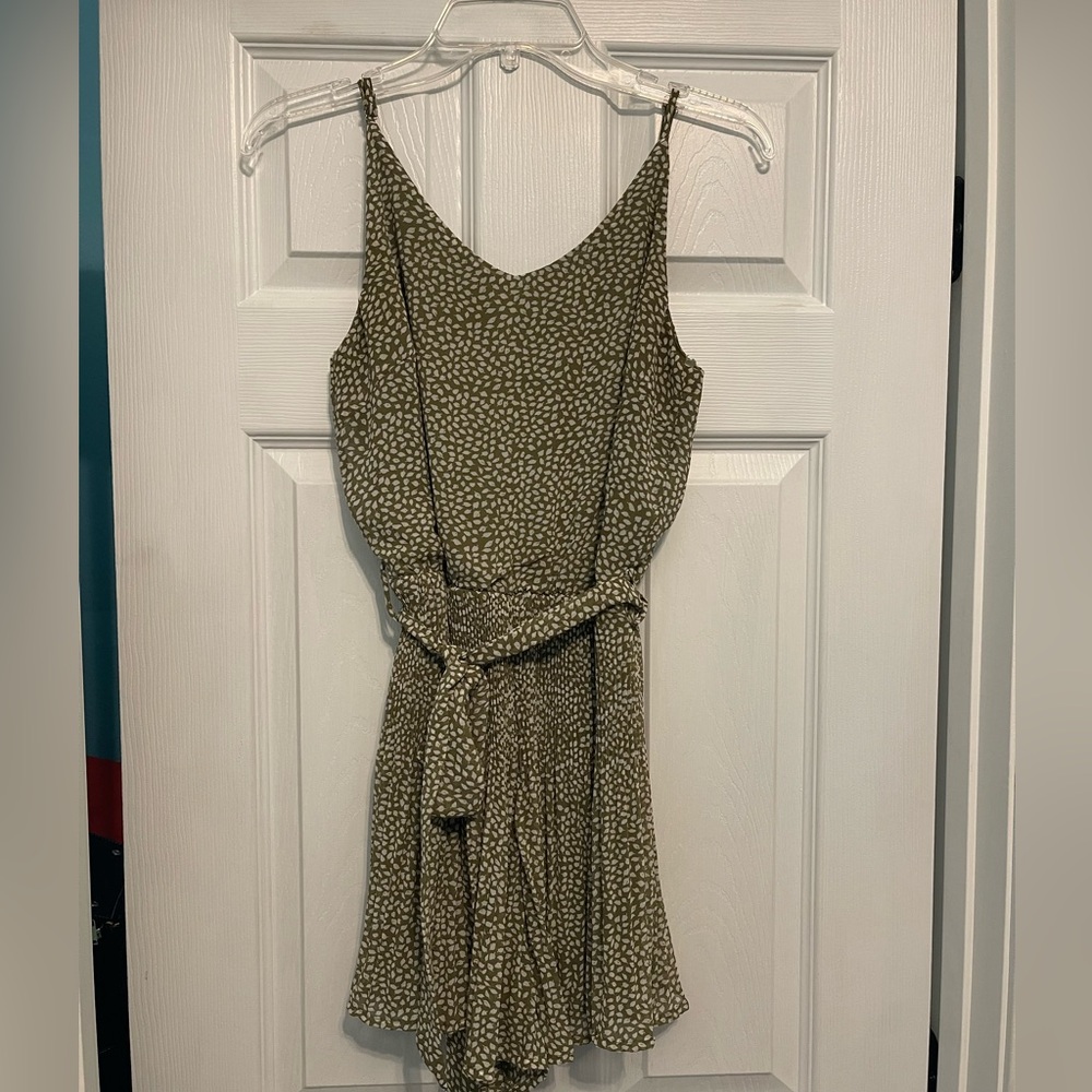 She & Sky Green printed romper, perfect for summer! Size S
